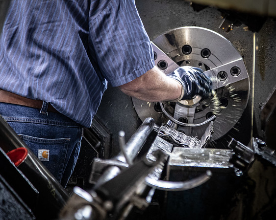 Worker working in the lathe